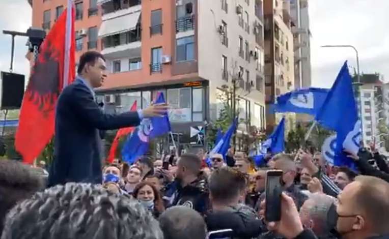 Basha flet pa mikrofon në Donbosko: Kanë hequr dritat ata që për 8 vite lanë Shqipërinë në errësirë