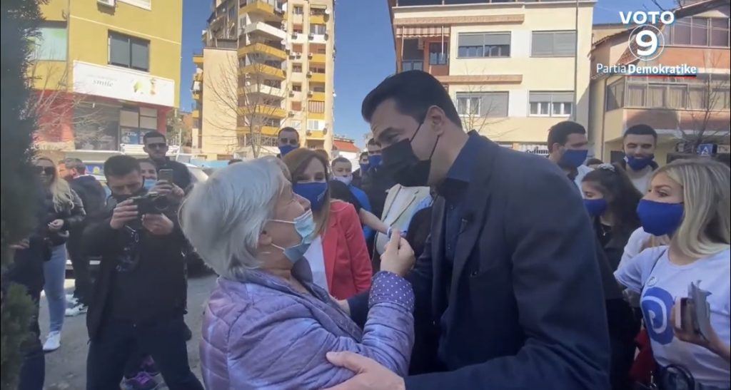 Kreu i PD Basha pritet me entuziazëm nëpër Tiranë