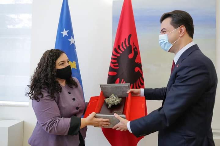 “Do të mundësojë unifikimin e faktorit politik të Kosovës”/ Basha: Urime Vjosa Osmani! PD sot dhe nesër në qeveri do jetë në krahun tuaj