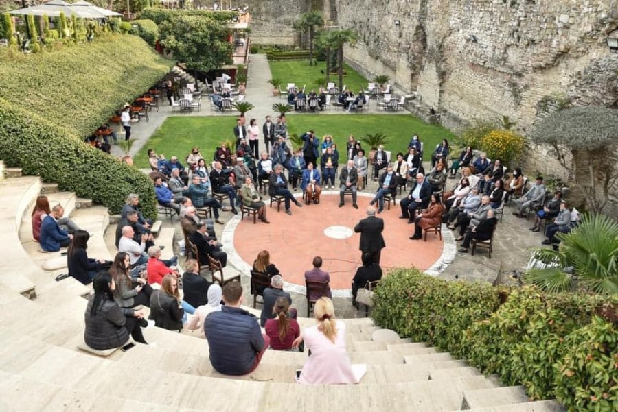 Intelektualët elbasanas, pa ndasi, bashkohen për Flutura Açkën tek foleja e poetëve