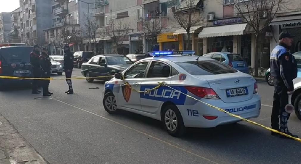 Breshëri plumbash në drejtim të dy makinave/ Zbulohet lidhja e pronarit me politikën