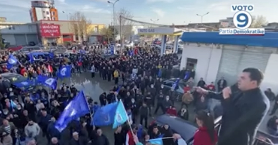 Lulzim Basha drejt Malësisë së Madhe. Zbret nga makina dhe takon mbështetësit demokratë, ja momentet