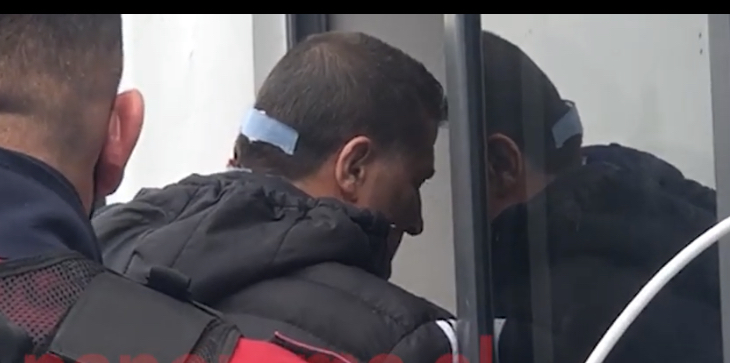 Vasja në Elbasan, ish-efektivi i policisë që mbeti i plagosur shoqërohet nën masa të rrepta sigurie për t’u marrë në pyetje