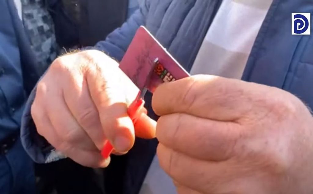 “Socialistët janë vëllezërit dhe motrat tona”- Basha takon votues të zhgënjyer të PS-së