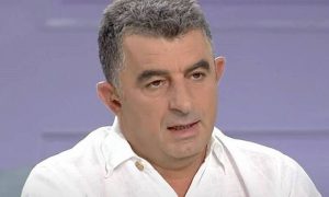 Tronditet Athina/ Ekzekutohet me 6 plumba gazetari i kronikës së zezë. Si u gjet i pajetë dhe dyshimet e para mbi krimin