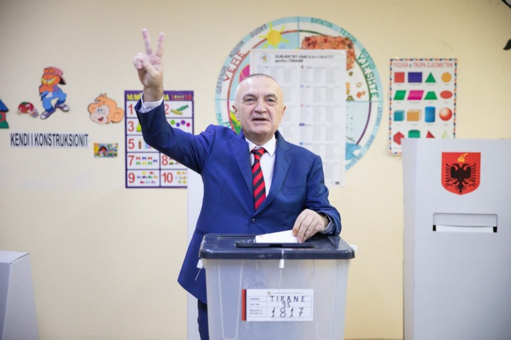 Ilir Meta sqaron dy gishtat gjatë votimit. Ja simbolika