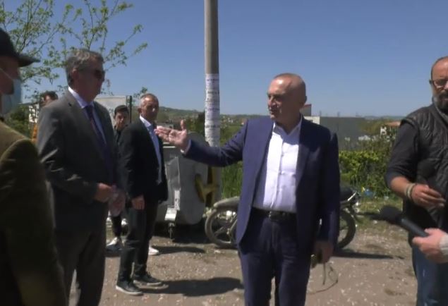 Presidenti Meta mesazh nga Shijaku: Me qetësi, të gjithë të votojnë sipas bindjes