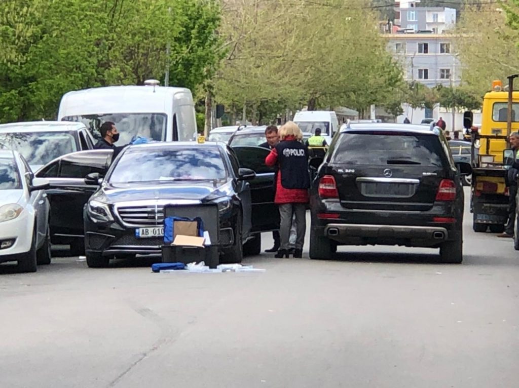 Berisha publikon raportet e oficerëve të policisë gjyqësore: Në makinë u gjetën dhjetëra pasaporta, fletë votimi e blloqe pagesash