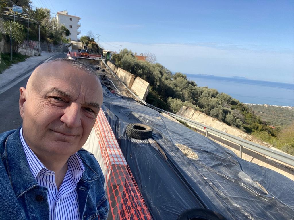 “Në një nga kryeveprat e babëzisë”/ Presidenti Meta ‘viziton’ rrugën që rrëshqiti: 25 Prilli, referendum kundër korrupsionit!