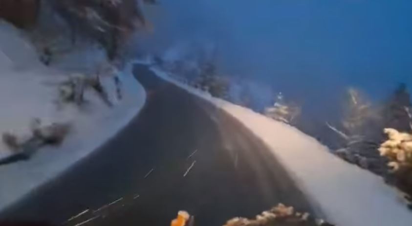 Dëborë në pranverë/ Shoferët të papërgatitur! Vështirësohet qarkullimi në disa akse!