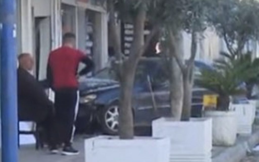 Makina përplasi tre fëmijë dhe përfundoi në në argjendari