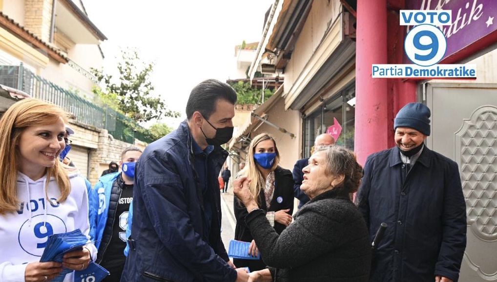 Lulzim Basha takime derë më derë në njësinë 10, në Tiranë, i shoqëruar nga dy kandidate për deputete