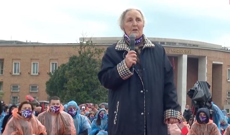 Mbyllja e fushatës së PS në Tiranë/ Luljeta Bozo: Vota jonë është e rëndësishme dhe individuale, ndaj duhet të shkojë në drejtimin e duhur