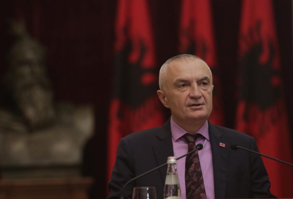 Presidenti Meta reagon pas të shtënave me armë në zyrën e PD: Po e ndjek me shumë shqetësim situatën