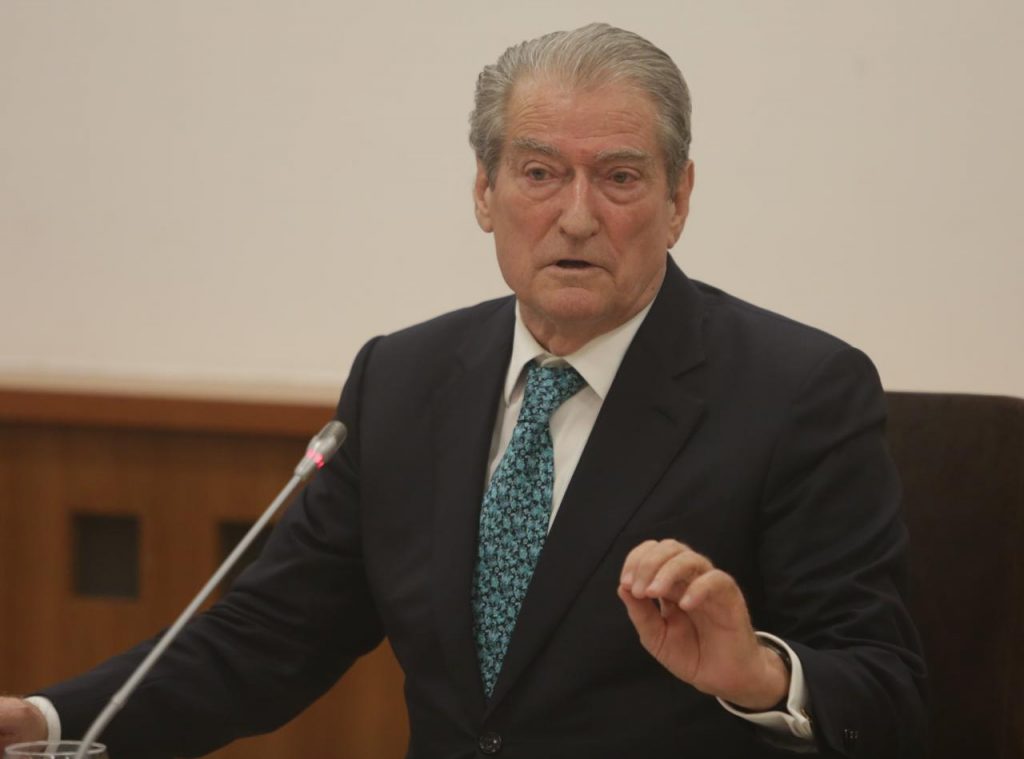 U shpall non grata/ Sali Berisha paralajmëron padi ndaj shefit të diplomacisë amerikane.