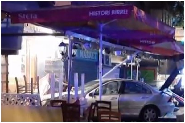 Makina del nga rruga, përfundon në stacionin e urbanit, plagosen dy këmbësore