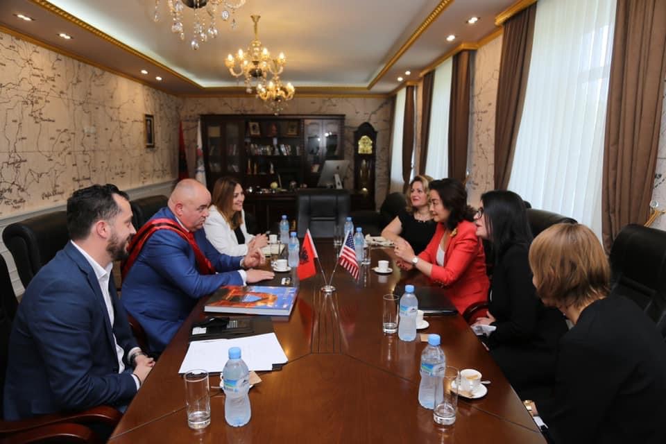 Ambasadorja amerikane  viziton Kukësin për herë të parë