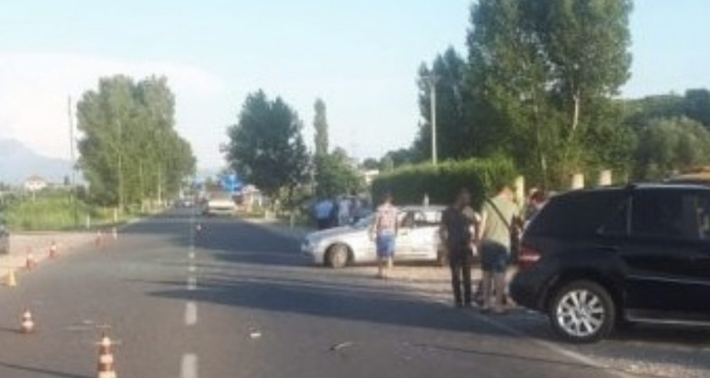 Motori përplaset me makinën në Fushë-Krujë, plagoset rëndë një person