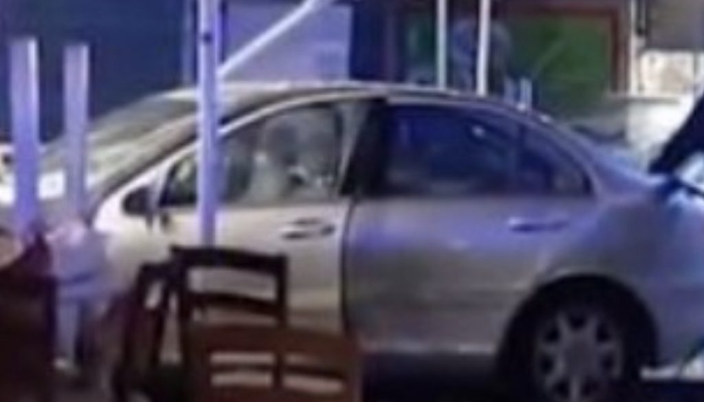 Makina përfundoi në lokal dhe përplasi tre persona, policia arreston 49 vjeçaren
