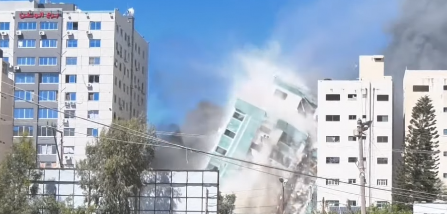 Momenti kur Izraeli shkatërron godinën e mediave në Gaza