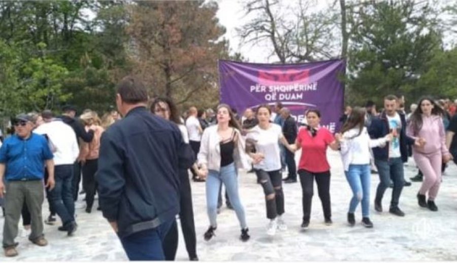 Në qytetin më të varfër të Shqipërisë të rinjtë hedhin valle në gojën e kovidit për Partinë Socialiste