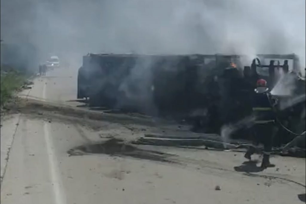Video/ Kamioni del nga rruga, merr flakë