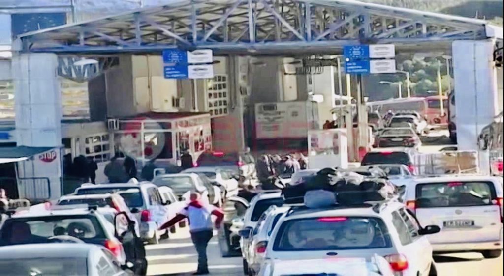 Mbaruan zgjedhjet, qeveria heq karantinën për qytetarët që vijnë nga Greqia