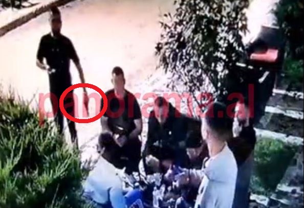 Ja momenti para se të vritej 27-vjeçari, i cili ishte ulur në tavolinë me disa shokë