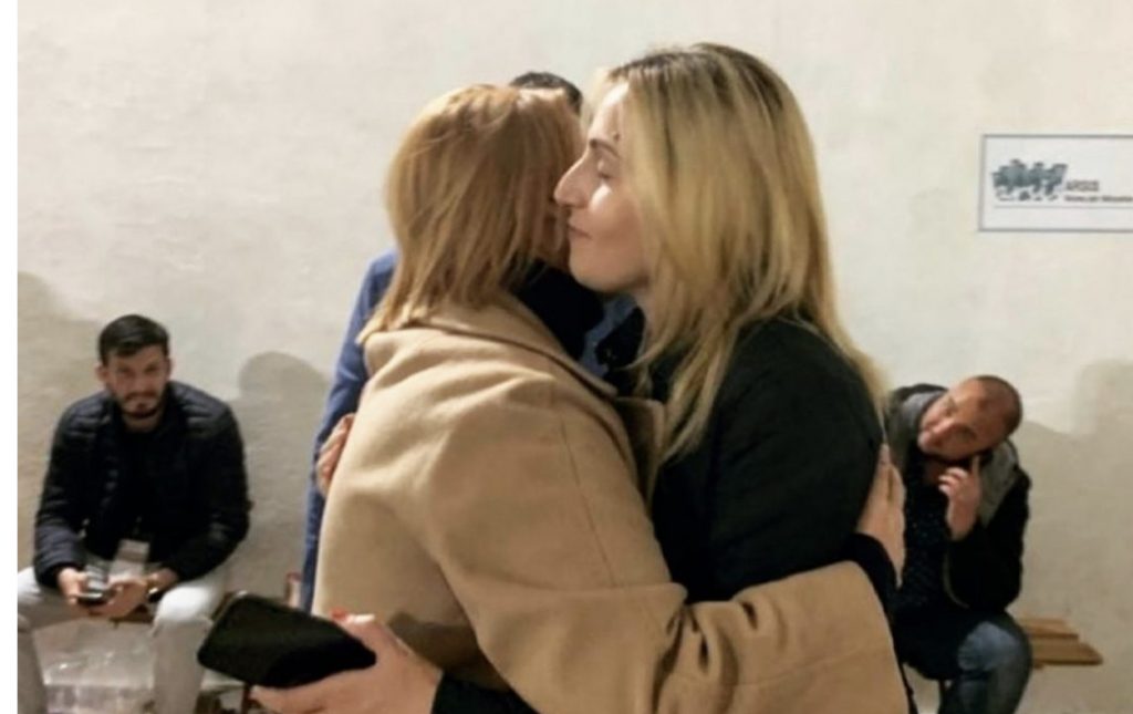 Përqafoi kundërshtaren gjatë numërimit por sot e akuzon…