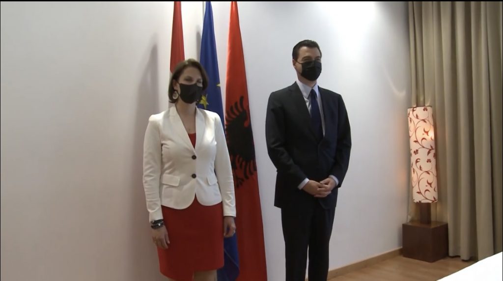 Basha takim me  ministren austriake: Do të luftojmë fort për të sjellë ndryshim dhe demokraci në Shqipëri