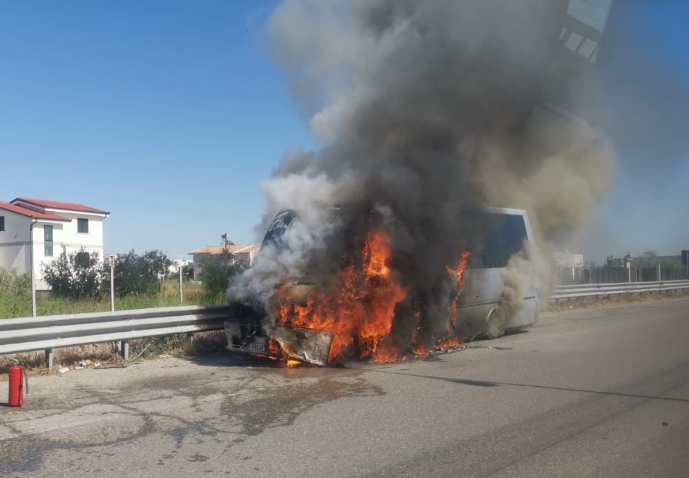 Merr flakë  autobusi, zbulohen shkaqet e zjarrit