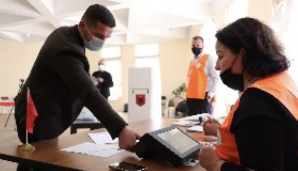 Punonjësi i KQZ-së tregon shkeljet nga verifikimet e pajisjeve