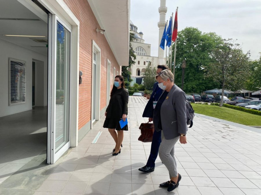 Shefja  e misionit të vëzhguesve të OSBE-ODIHR në zyrën e Bashës