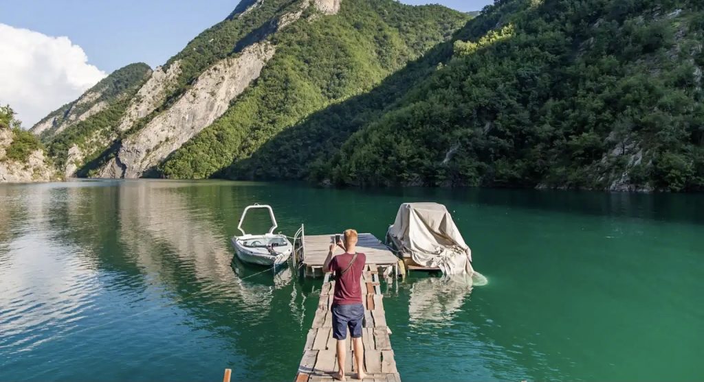 Liqeni i Komanit, një ndër  perlat e natyrës që duhet vizituar gjatë vitit 2021