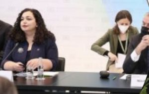 Presidentja e Kosovës replikë me Vuçiç :Nuk i pranoj urdhrat e tua!