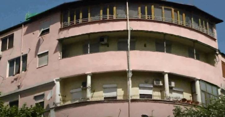 Grabitja në qendër të Tiranës ndodhi në banesën e një efektivi policie! Autorët thyen xhamin e dritares!