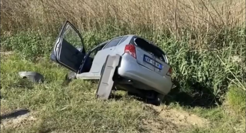 Makina përfundon jashtë rruge, tre persona të plagosur