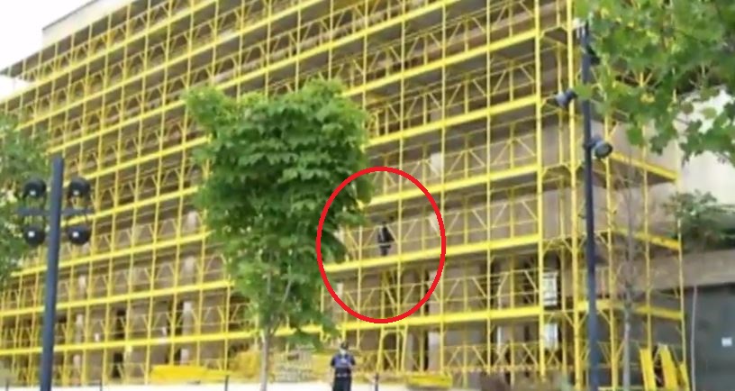 Një person kërcënon të hidhet nga lartësia, panik pranë Muzeut Kombëtar. Çfarë thotë policia