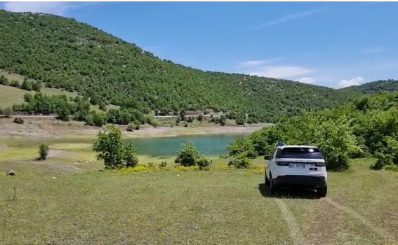 Një trup i pajetë  gjendet në rezervuar/ Në vendngjarje ekspertët e kriminalistikës dhe mjekët ligjor