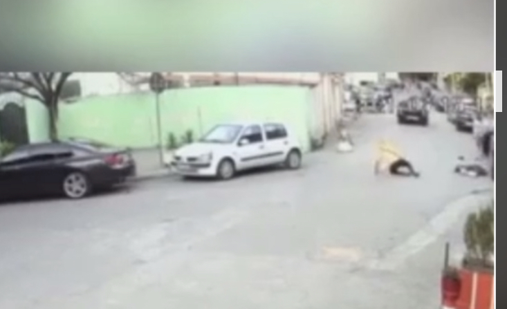 Shoferi përplas   dy persona dhe largohet me shpejtësi!