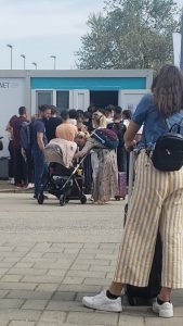 Pasagjerët në radhë të gjata për testin COVID-19