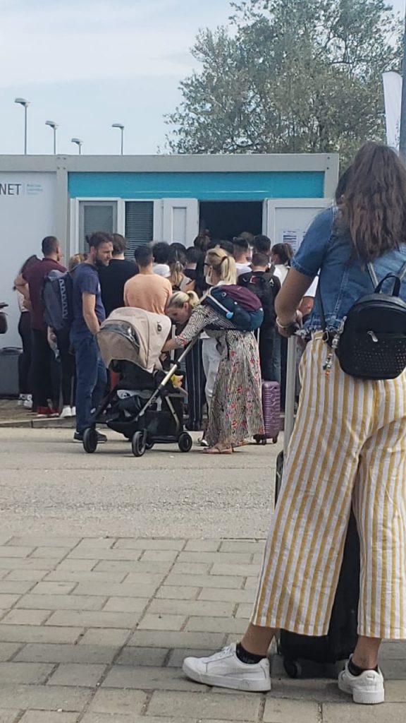 Pasagjerët në radhë të gjata për testin COVID-19