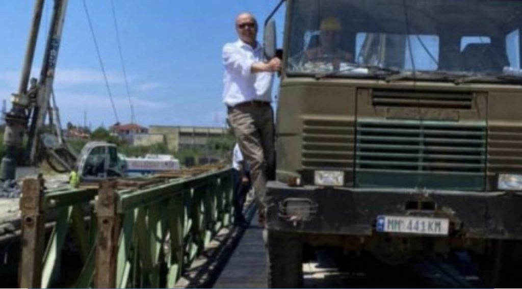 Rindërtohet ura e Darëzezës, Petro Koçi  e ‘teston’ vetë