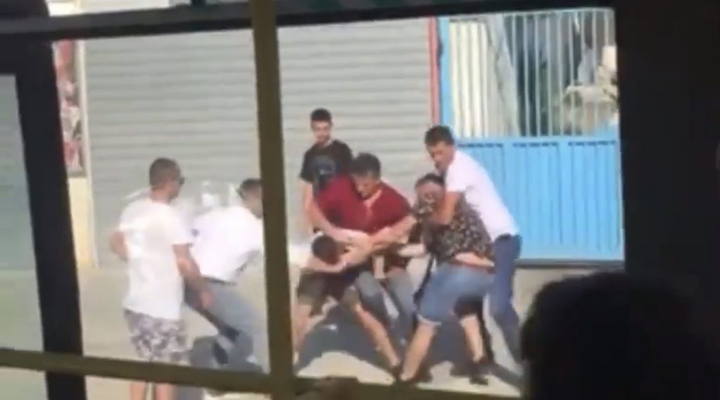 Nuk kishte lekë të paguante biletën, plas sherri mes fatorinos dhe pasagjerit në urbanin e Kamzës