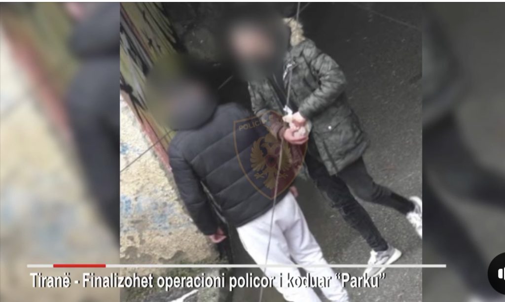 Dymbëdhjetë shokët iu arrestuan dje, 21-vjeçari ‘ia mbathi’ në Dhërmi. Detajet e arrestimit nga Policia
