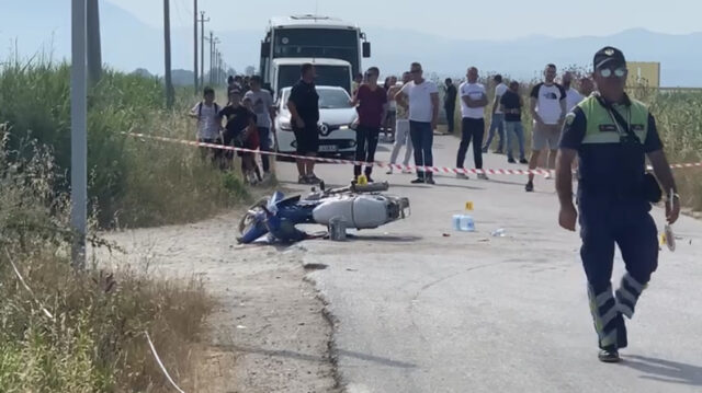 Mjeti i autoshkollës përplas nënë e bijë që po kalonin rrugën dhe motorin