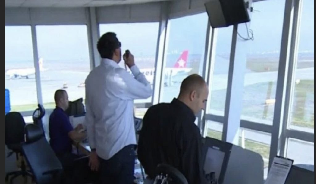 Lirohen dy kontrollorët e Rinasit që bllokuan punën në trafikun ajror
