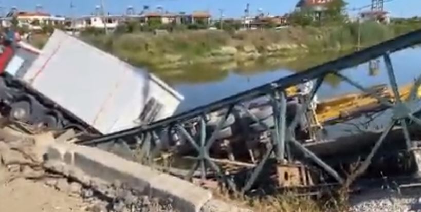 FOTO/ Shembet ura e  Darzezës. Bllokohen banorët e fshatit