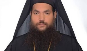 Greqi, prifti sulmon me acid policin dhe avokatin