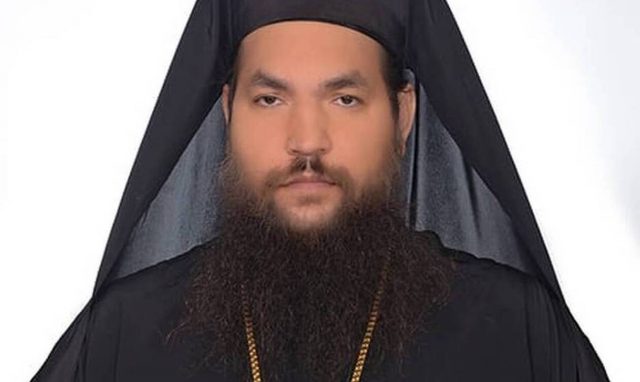 Greqi, prifti sulmon me acid policin dhe avokatin